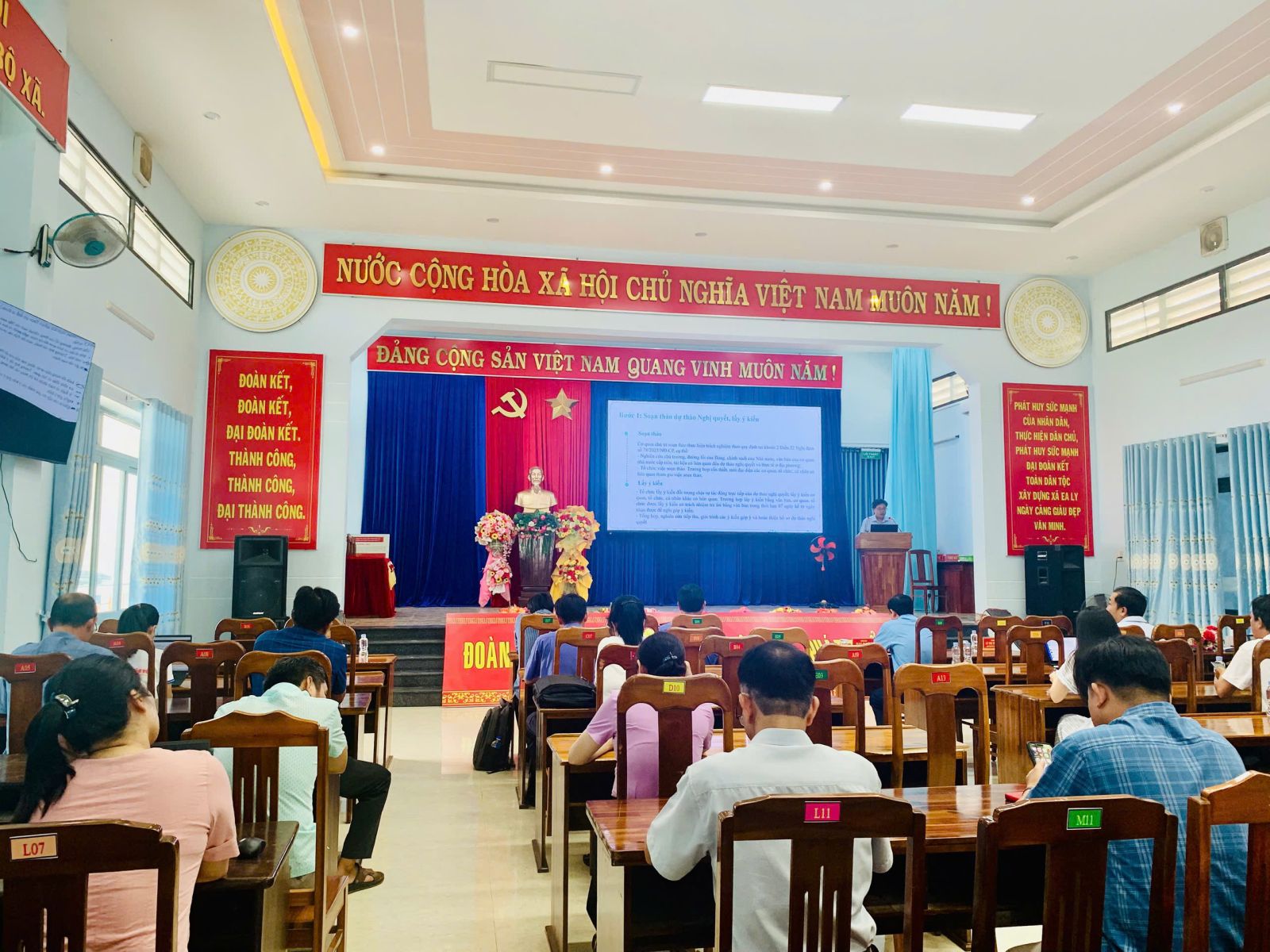 Đ/c Bùi Văn Dự hướng dẫn thực hiện xây dựng, ban hành VBQPPL của HĐND và UBND cấp xã